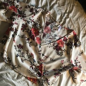 Gorgeous floral wrap top 😍